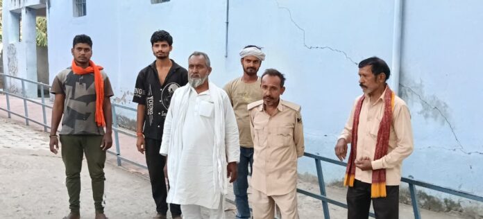 पोस्टमार्टम हाउस में मौजूद परिवार