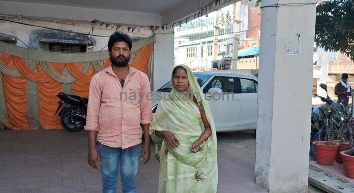 आवेदन देने पहुंचे थाने में पीड़ित परिवार