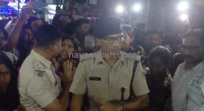 लोगों को समझाते बुझाता पुलिस