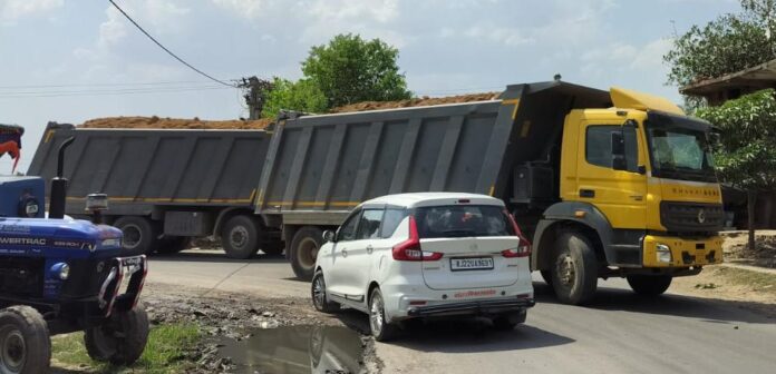ओवरलोडेड मिट्टी लदा डंफर