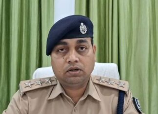 कैमूर में पशु तस्करी पर बड़ा प्रहार: दुर्गावती से 3 कंटेनर जब्त, 125 मवेशी बरामद, तस्कर फरार जानकारी देते हुए एसडीपीओ प्रदीप कुमार