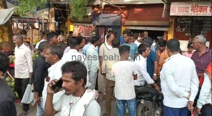 घटना की सूचना पर जुटी भीड़