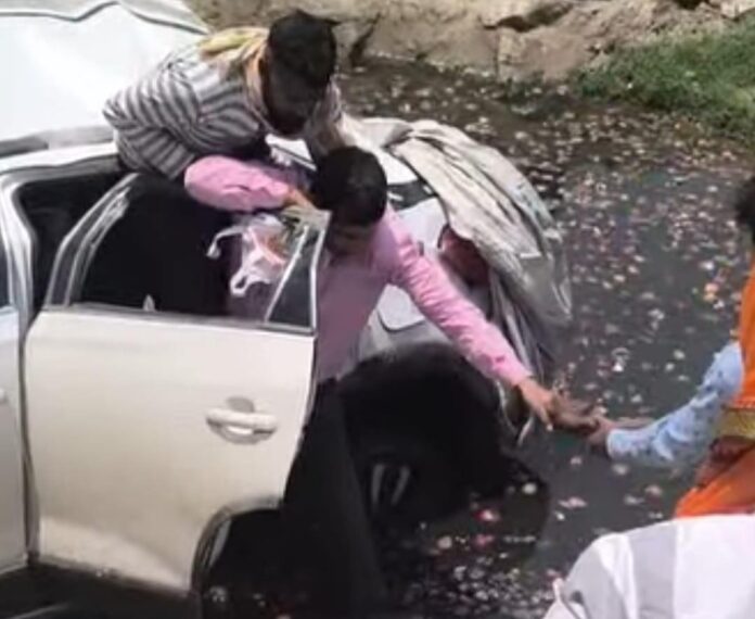 घायल को बाहर निकलते हुए