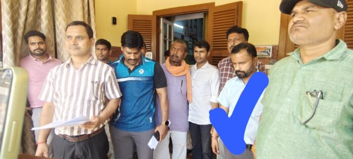 निगरानी के गिरफ्त में पेशकार मुकेश कुमार