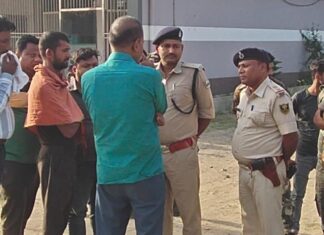 दरोगा की पत्नी की संदिग्ध मौत: पति गिरफ्तार, आत्महत्या या हत्या—जांच के घेरे में पूरा मामला मामले में पूछताछ करती पुलिस