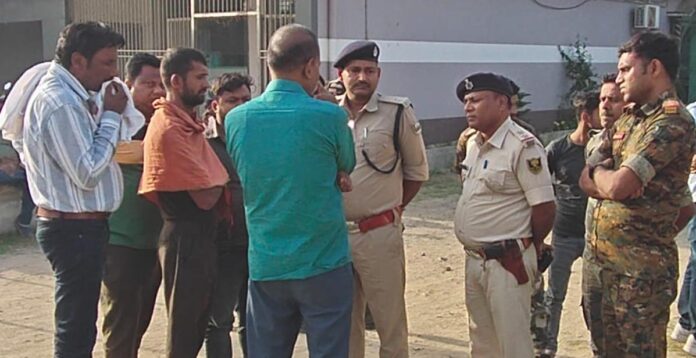 मामले में पूछताछ करती पुलिस