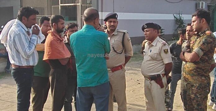 मामले में पूछताछ करती पुलिस