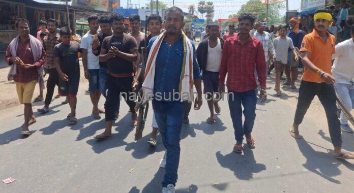 राइफल छिनकर ले जाता व्यक्ति