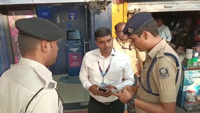 मौके पर पहुंच कर जांच करती पुलिस