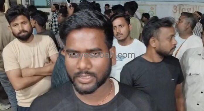 घटना की जानकारी देते हुए।