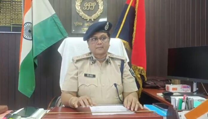 जानकारी देतीं पुलिस पदाधिकारी