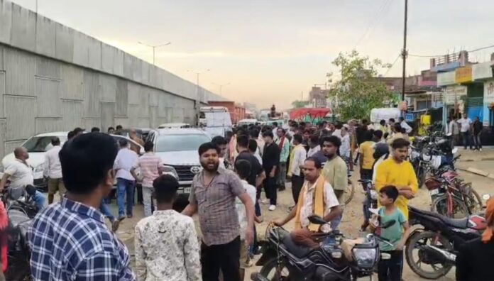 मौके पर जुटी भीड़
