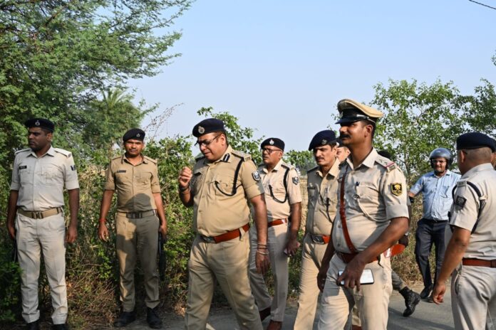 डहरक गांव व अभैदे का जायजा लेते डीआईजी एसपी
