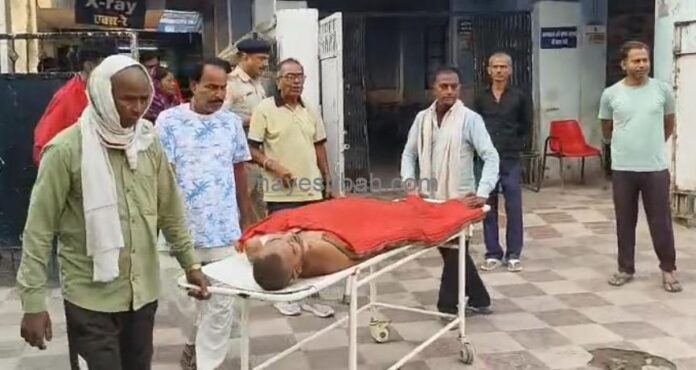 किराना दुकानदार को इलाज के लिए ले जाते हुए।