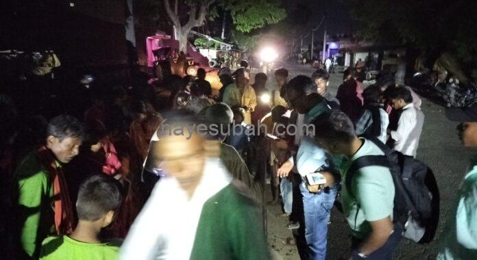 दुर्घटना के बाद जुटी मौके पर भीड़