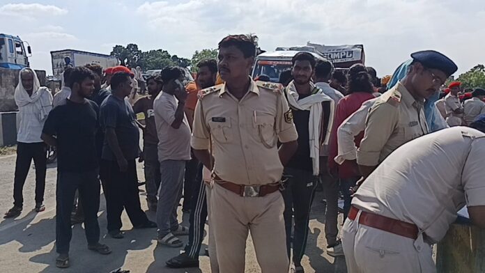 नेशनल हाईवे 19 पर डहला के समीप ग्रामीणों को समझाते एसडीपीओ
