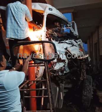 केबिन में फंसे चालक को गैस कटर से काटकर निकलने लोग