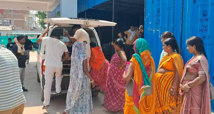 घायल युवक को ले जाते स्वजन