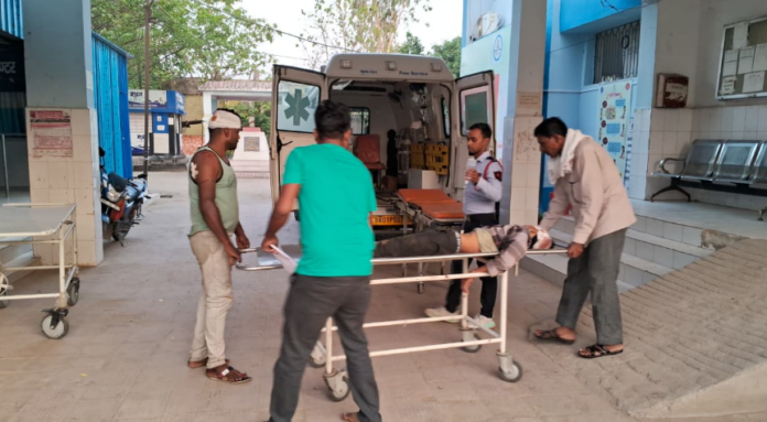 घायलों को अस्पताल ले जाते एनएचएआई के कर्मी