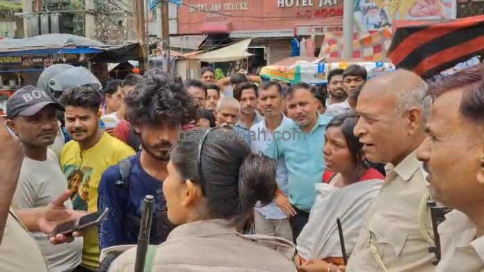 हगमा के बाद सासाराम स्टेशन के बाहर जुटी भीड़