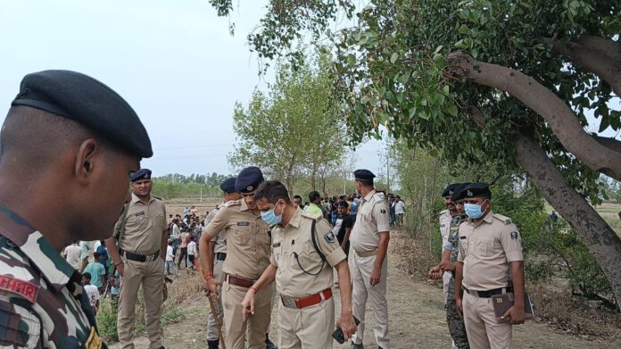 घटना स्थल की जांच करते एसपी