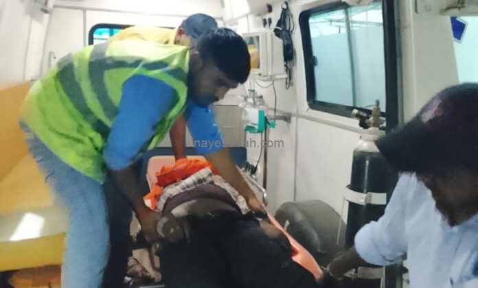 बाइक सवार को घायल अवस्था में अस्पताल पहुंचाते हाईवे पेट्रोलिंग टीम के सदस्य