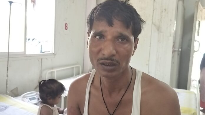 घायल के द्वारा जानकारी देते हुए।