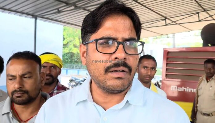 घटना की जानकारी देते चेयरमैन रमेश जायसवाल