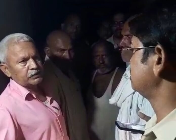 घटनास्थल पर मौजूद परिजन एवं पुलिस