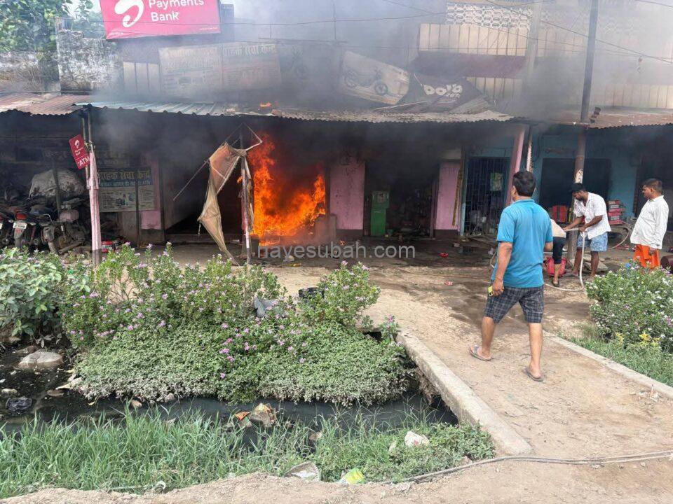 दुकान के अंदर धधक रही आग