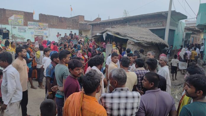 घटनास्थल पर पहुंचे पुलिस पदाधिकारी लोगों की जुटी भीड़