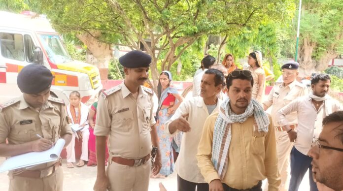 दुर्घटना की जानकारी लेती पुलिस