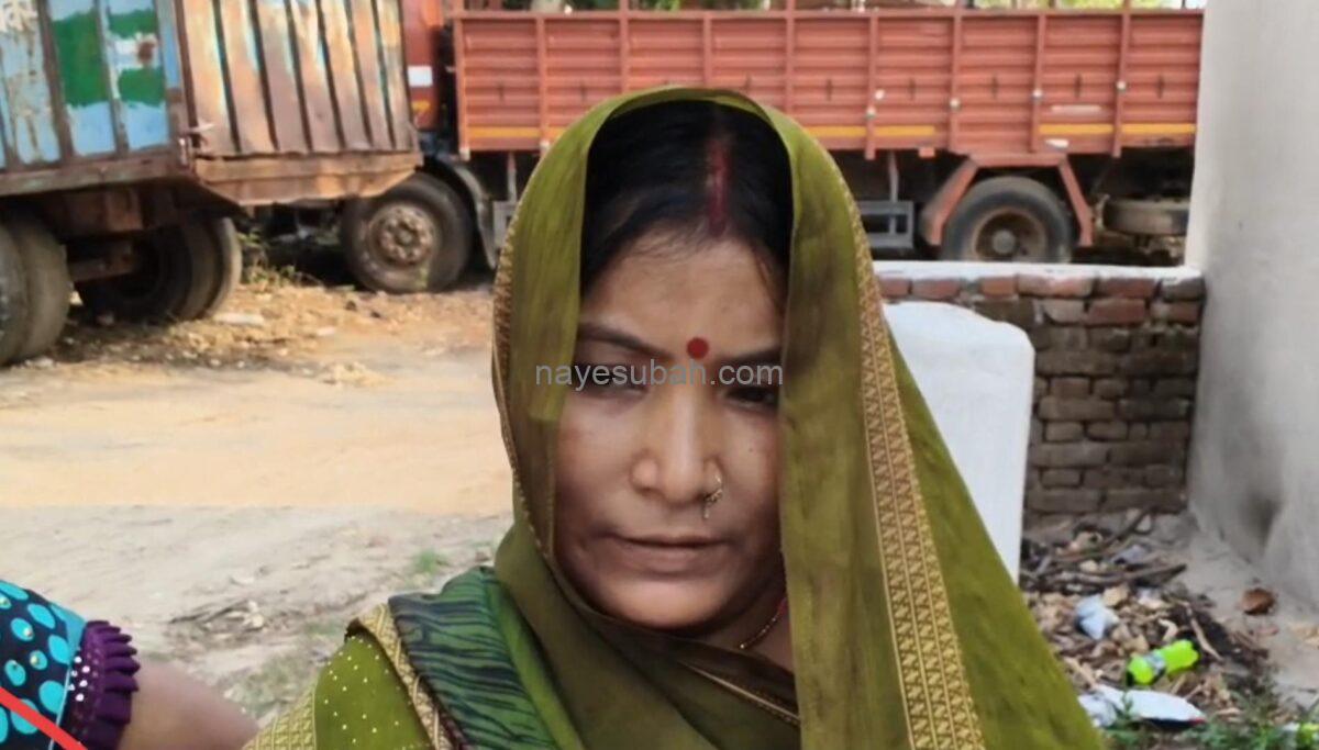 जानकारी देती महिला