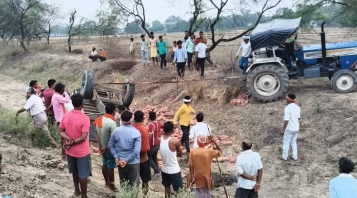 घटना स्थल पर जुटी ग्रामीणों की भीड़