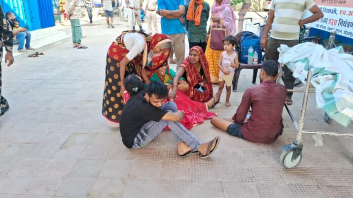 रोते बिलखते परिजन