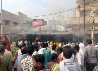 कुदरा में आग का तांडव: ऑटो पार्ट्स गोदाम जलकर खाक, शॉर्ट सर्किट की आशंका जल रही दुकान के सामने जुटी लोगों की भीड़