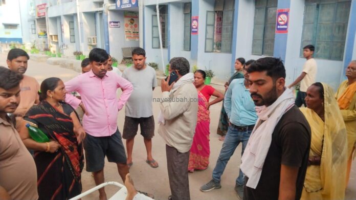 पोस्टमार्टम हाउस में मौजूद परिजन