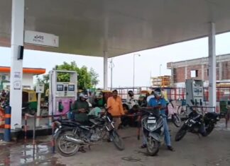 मोहनियां टोल प्लाजा के पास सो रहे ट्रक चालक का मोबाइल-पर्स चोरी, खाते से 57,800 रुपये उड़ाए; पेट्रोल पंप से ट्रांजैक्शन का खुलासा NS News