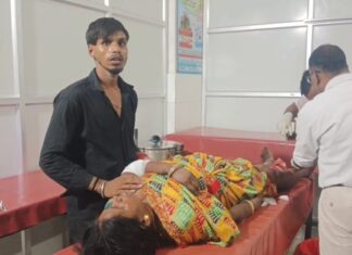 धान रोपनी से लौट रहीं महिलाओं से भरा ई-रिक्शा पलटा, चार घायल; दो की हालत गंभीर घायल का इलाज करते चिकित्सक