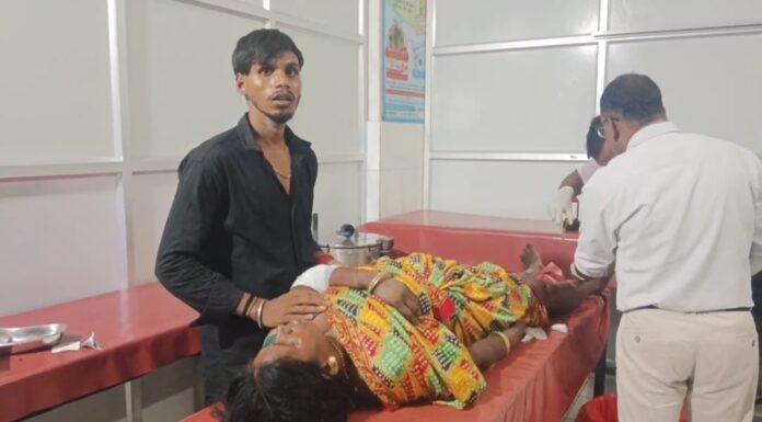 घायल का इलाज करते चिकित्सक