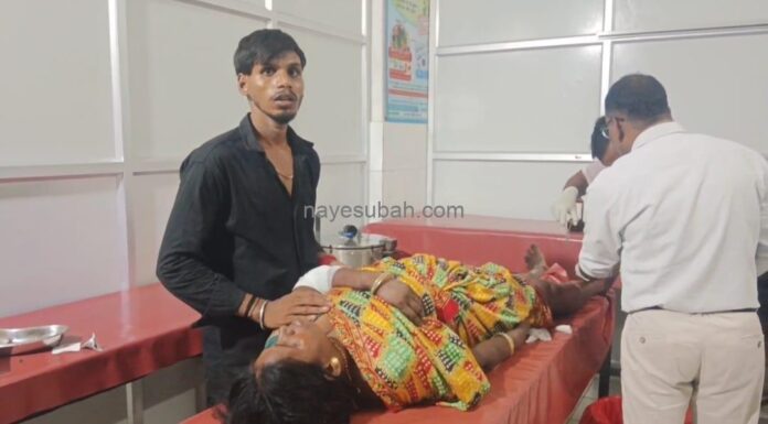 घायल का इलाज करते चिकित्सक