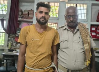 वायरल वीडियो के बाद पुलिस का एक्शन, ट्रक चालकों से अवैध वसूली करने वाला युवक गिरफ्तार NS News