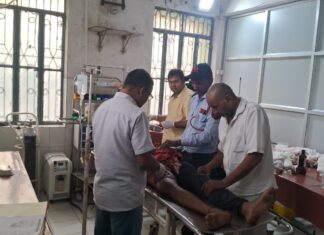 मोहनिया में तेज रफ्तार का कहर, डिवाइडर से टकराई बाइक; वाराणसी निवासी युवक गंभीर, ट्रॉमा सेंटर रेफर घायल का इलाज करते चिकित्सक