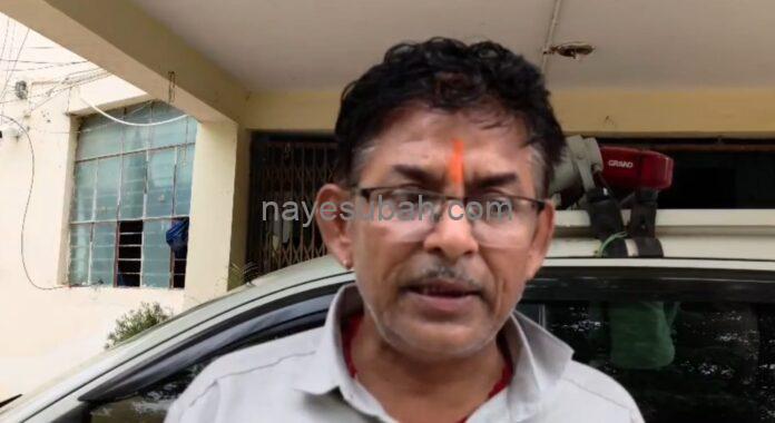जानकारी देते हुए
