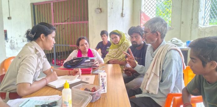 थाना में आवेदन देते मृतका के पिता माता बहन