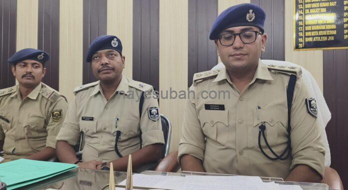 डेहरी एसडीपीओ एक सत्यकाम प्रेस वार्ता करते