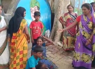 ड्यूटी पर जाते समय रेल हादसे में सफाईकर्मी की मौत, मुआवजा और आश्रित को नौकरी की मांग पर नगर पंचायत कार्यालय के बाहर धरना विलाप करते मृतक के स्वजन