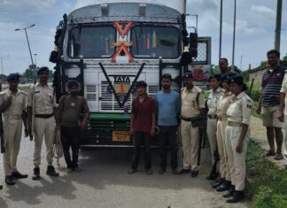 मोहनियां चेकपोस्ट पर पुलिस का बड़ा एक्शन, कंटेनर से 28 मवेशी मुक्त; तीन तस्कर दबोचे NS News