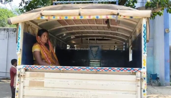 शव लदे वाहन पर बैठी महिला