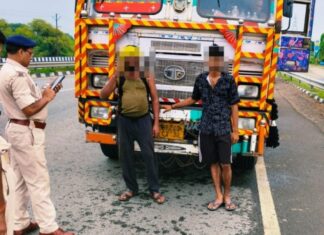 डिड़खिली टोल पर पुलिस की बड़ी कार्रवाई, कंटेनर से 29 मवेशी बरामद; दो तस्कर गिरफ्तार NS News